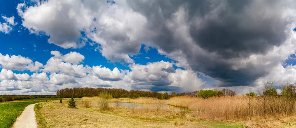 Panoramatický pohled z venkovské krajiny, slunečný jarní den — Stock fotografie