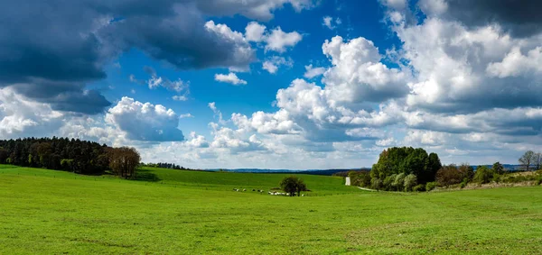 Panoramatický pohled z venkovské krajiny, slunečný jarní den — Stock fotografie