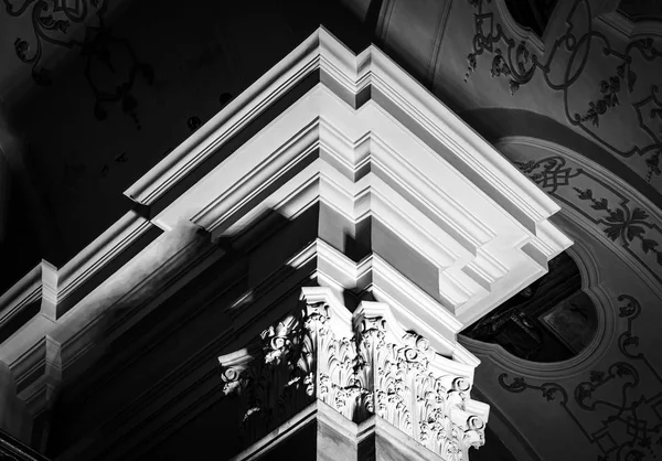 Beautiful highlighted column in black and white, architectural d — Stock Photo, Image