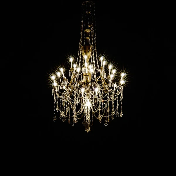 Lustre vintage doré dans le noir, style baroque — Photo