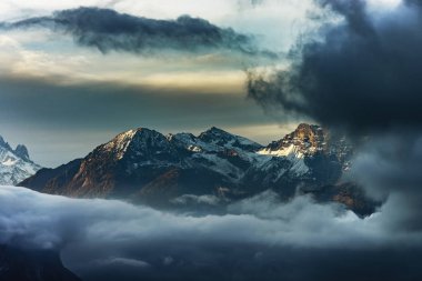Güzel dağ zirveleri en baştan bulutlar üzerinde natura görüntüleyin.