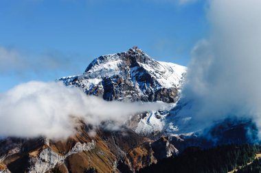 Güzel dağ zirveleri en baştan bulutlar üzerinde natura görüntüleyin.
