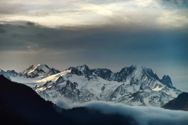 Hermosa vista de los picos alpinos desde la parte superior sobre las nubes, natura —  Fotos de Stock