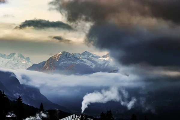 Hermosa vista de los picos alpinos desde la parte superior sobre las nubes, natura —  Fotos de Stock