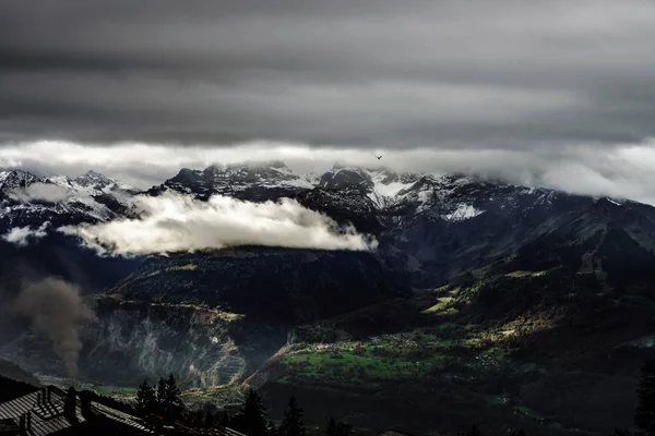 Wunderschöne Berggipfel Blick von oben über die Wolken, natura — Stockfoto