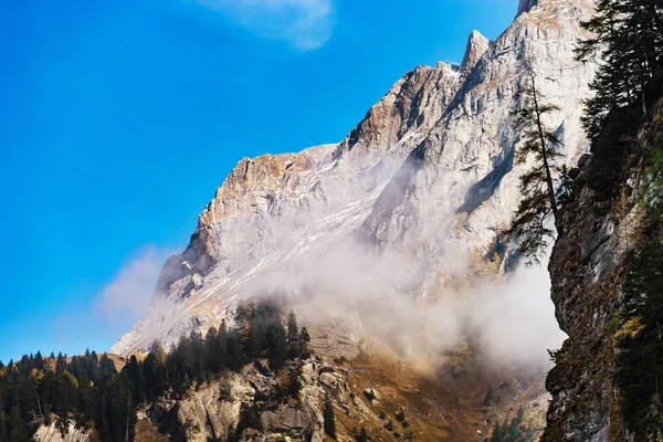 Widok pięknych alpejskich szczytów z góry przez chmury, natura — Zdjęcie stockowe