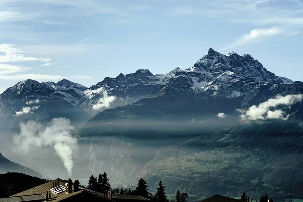 Mooie alpine pieken uitzicht vanaf de top over de wolken, natura — Stockfoto