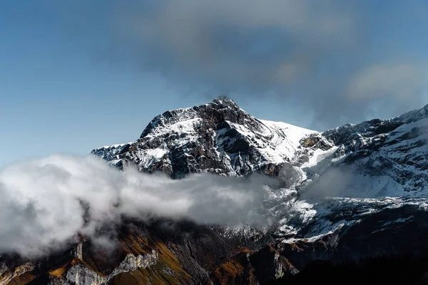 Vackra alpina toppar utsikt från toppen över molnen, natura — Stockfoto