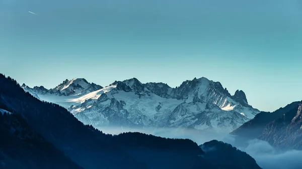 Hermosa vista de los picos alpinos desde la parte superior sobre las nubes, natura —  Fotos de Stock