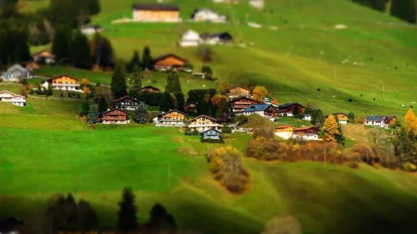 スイスの谷の緑豊かな丘を傾けるシフト ビュー晴れた日 — ストック写真