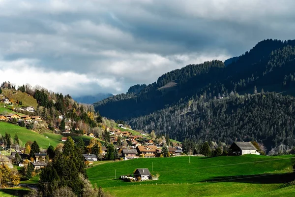 Ideal place for living and leisure in the beautiful green valley — Stock Photo, Image