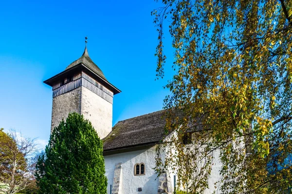 Oude kerk in swiss stadje, herfst kleuren — Stockfoto