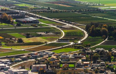 Eğri yollar havadan görünümü, küçük bir vadi Alpleri'nde