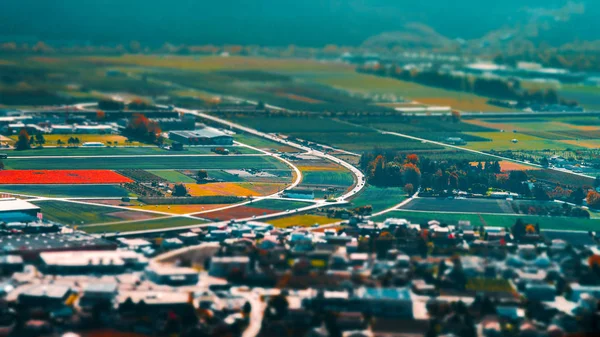 Gekromde wegen luchtfoto, kleine vallei in Alpen — Stockfoto