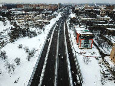 Moskova'da kış karlı yol havadan görünümü