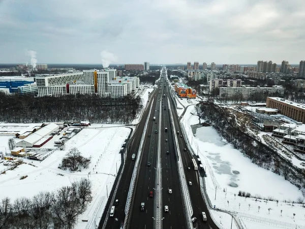 Вид с воздуха на зимнюю снежную дорогу в Москве — стоковое фото