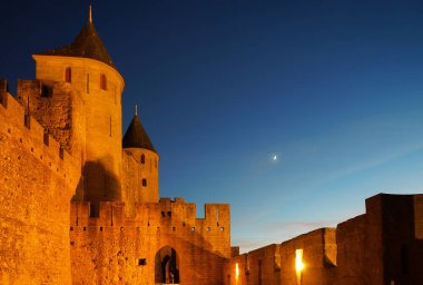 Carcassonne Ortaçağ Kalesi vurgulanan gece görünümü ile ben moon