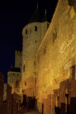 Carcassonne Ortaçağ Kalesi gece görünümü, eski duvarları ve kuleler h