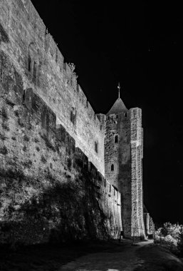 Carcassonne Ortaçağ Kalesi gece görünümü, eski duvarları ve kuleler h