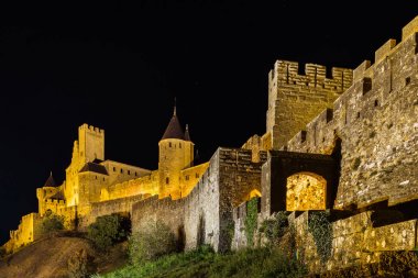 Carcassonne Ortaçağ Kalesi gece görünümü, eski duvarları ve kuleler h