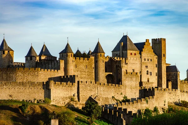 Carcassonne medeltida fästning solnedgången, varmt ljus — Stockfoto