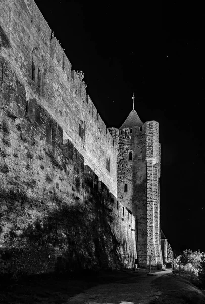 Carcassonne középkori erődben éjszaka kilátás, a régi falak és a tornyok, h — Stock Fotó