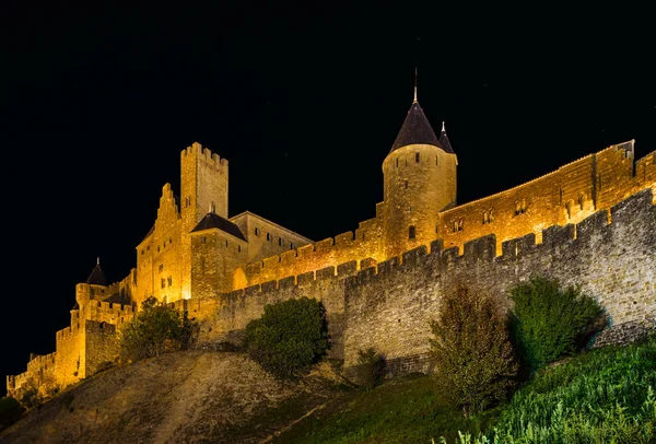 Carcasona fortaleza medieval vista nocturna, antiguas murallas y torres h — Foto de Stock