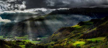 Güneş ışınları aydınlatma yüksek Pyrenees, Bulutların arasından gündoğumu, 