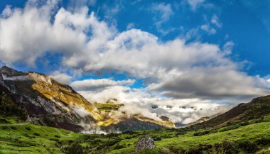 Pyrenees geniş panotamic görünümünü üzerinde gündoğumu, sakin yer