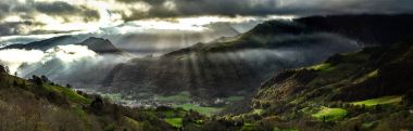 Güneş ışınları aydınlatma yüksek Pyrenees, Bulutların arasından gündoğumu, 