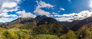 Pyrenees geniş panotamic görünümünü üzerinde gündoğumu, sakin yer