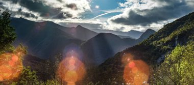 Güneş ışınları aydınlatma yüksek Pyrenees, Bulutların arasından gündoğumu, 