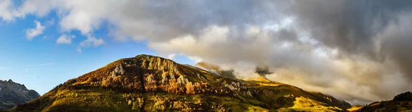 Amplia vista panotámica de los Pirineos al amanecer, lugar tranquilo — Foto de Stock