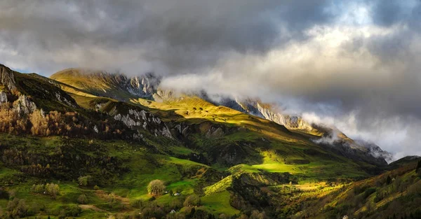 Amplia vista panotámica de los Pirineos al amanecer, lugar tranquilo — Foto de Stock