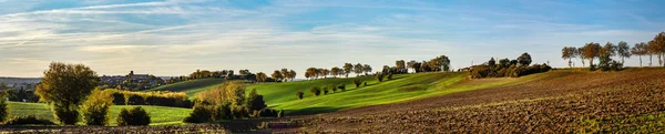 シャッドと美しい緑と黄色の丘夕日のパノラマ ビュー — ストック写真