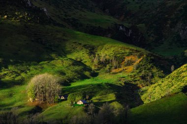 Pyrenee Dağları gündoğumu görünümü güzel güneş ve gölge ile