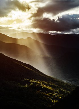 Güneş ışınları yoluyla yüksek Pyrenees bulutlarda aydınlatma
