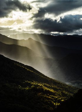 Güneş ışınları yoluyla yüksek Pyrenees bulutlarda aydınlatma