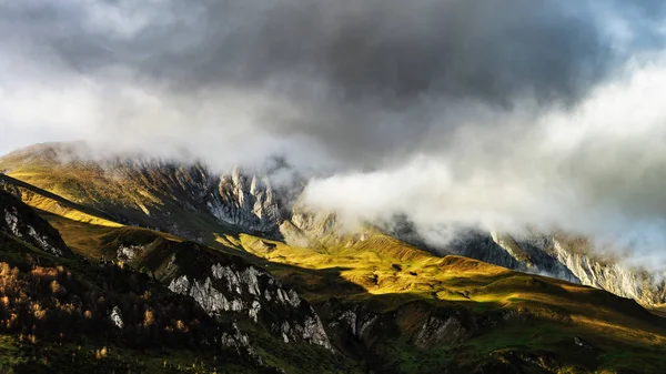 Pirineo montañas salida del sol vista con hermoso sol y sombras — Foto de Stock