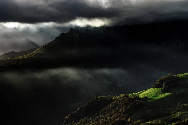 太陽光照明高ピレネー山脈に雲の切れ間 — ストック写真