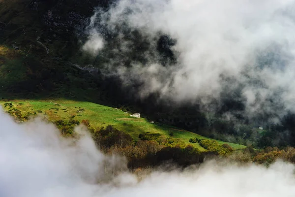 Bulutların üzerinde yüksek dağlarda, Pyrenees, sisli ve bulutlu — Stok fotoğraf