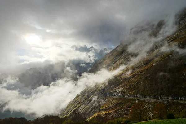 Sobre las nubes en las altas montañas, Pirineos, niebla y nublado — Foto de Stock