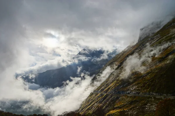De stralen van de zon door de wolken in de hoge Pyreneeën verlichting — Stockfoto