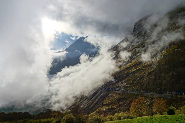 De stralen van de zon door de wolken in de hoge Pyreneeën verlichting — Stockfoto