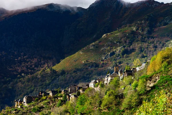 Velha cidade medieval no alto das montanhas, Pirinéus, Canejan — Fotografia de Stock