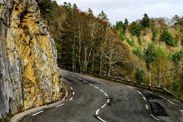 Prachtige lege weg in de Pyreneeën. Herfst zonsondergang, schaduwen en col — Stockfoto