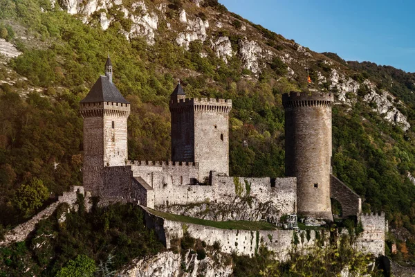 Zobacz do średniowiecznego zamku i pięknej dolinie jesienny, sunse — Zdjęcie stockowe