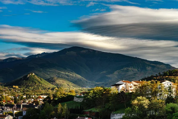 Vista para o antigo castelo medieval e belo vale outonal, sol — Fotografia de Stock