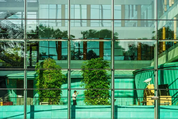 Confortável escritório edifício vista através da parede de vidro — Fotografia de Stock