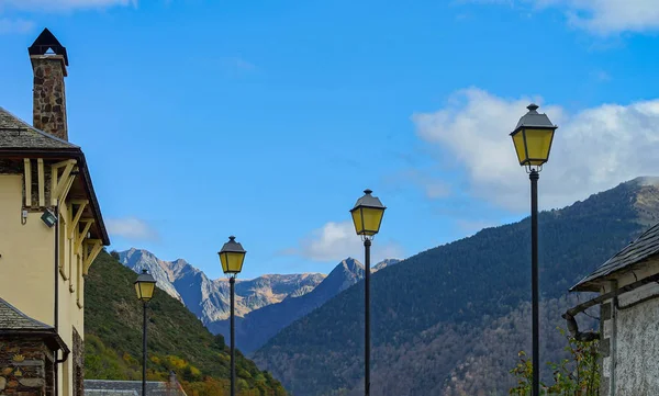 Hattı dağlar zemin üzerine sarı sokak lambaları — Stok fotoğraf